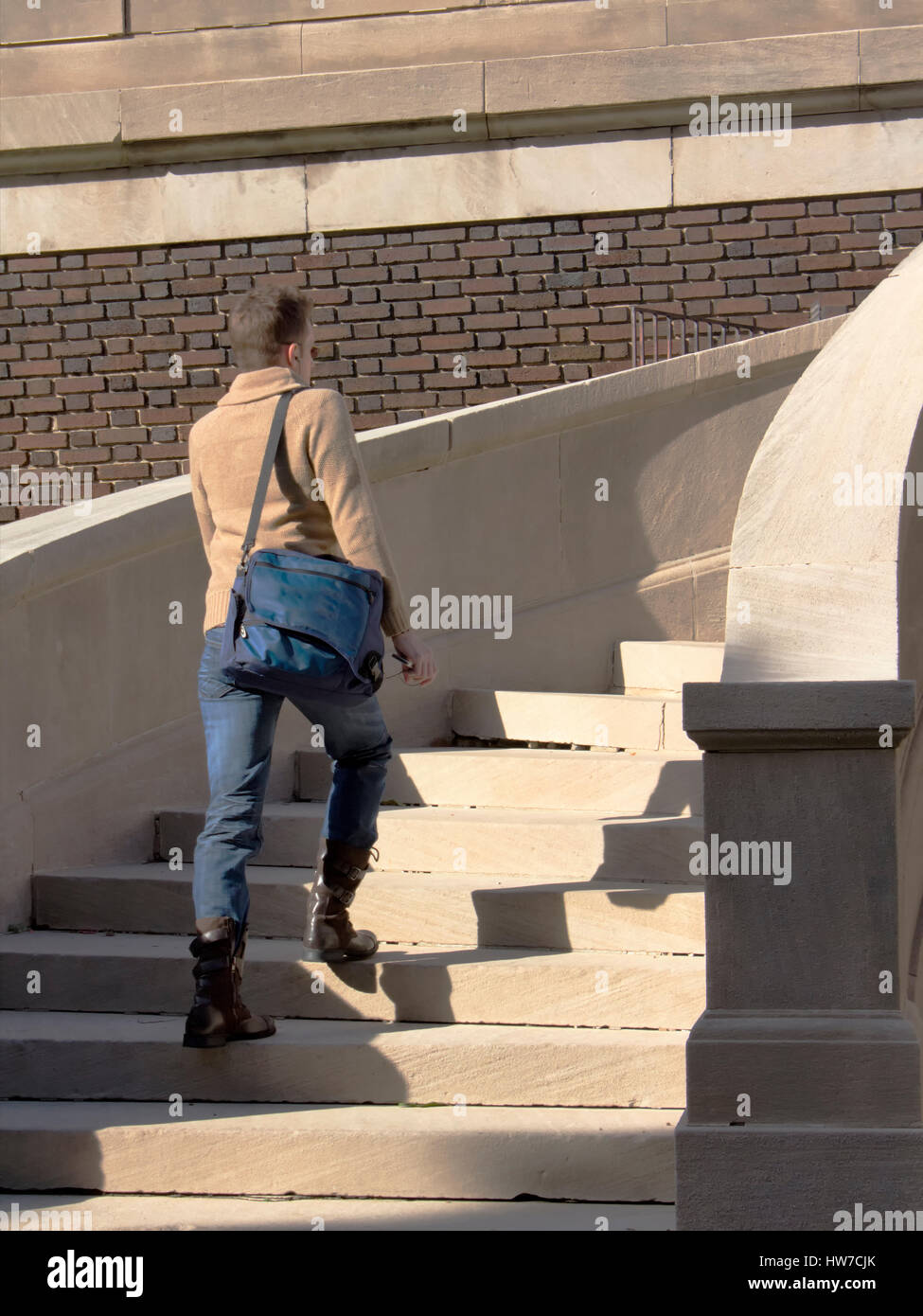 Uomo con borsa a tracolla outdoor arrampicata scale a spirale Foto Stock