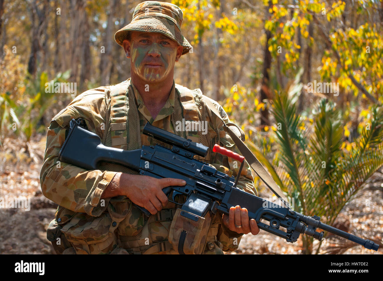 Soldato australiano in camuffamento, con la mitragliatrice nel bush australiano Foto Stock