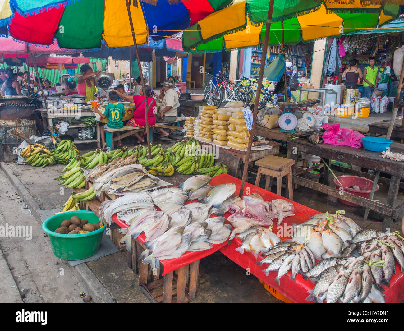 Iquitis, Perù - 15 Maggio 2016: mercato con vari tipi di carne e di pesce e di frutti. Foto Stock