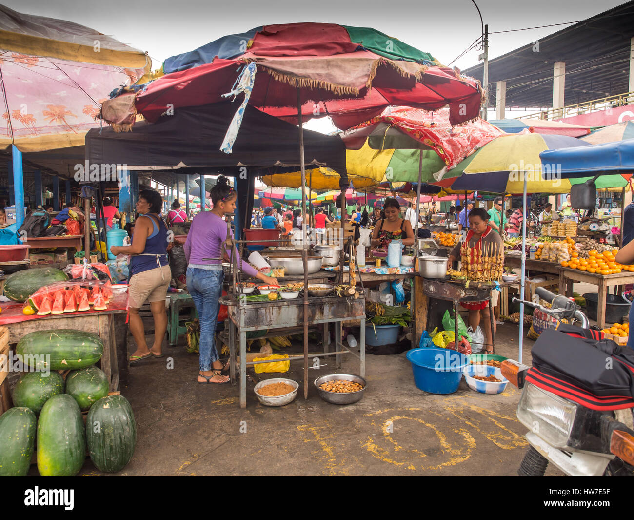 Iquitis, Perù - 15 Maggio 2016: mercato con vari tipi di carne e di pesce e di frutti. Foto Stock