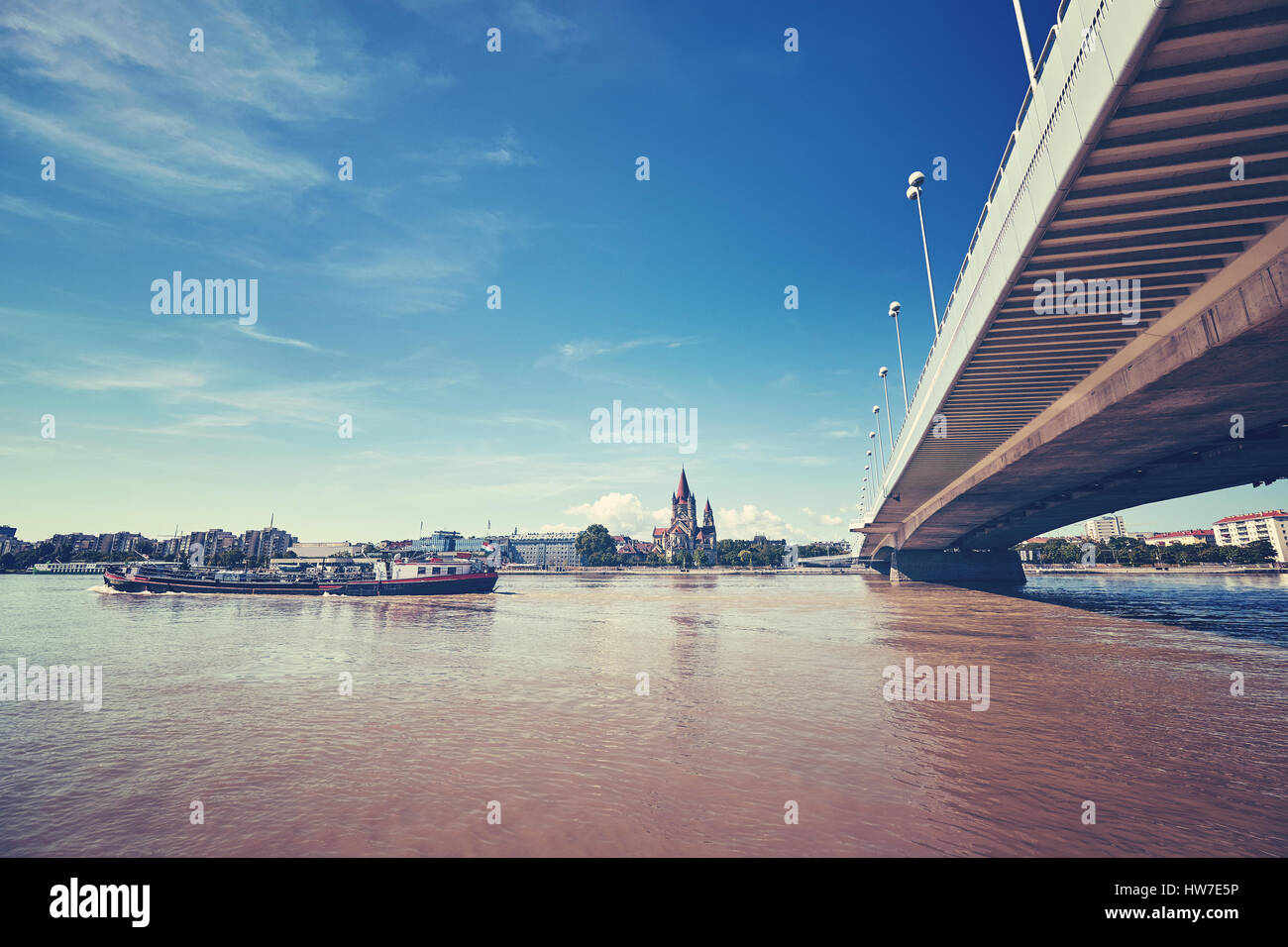Chiatta sul fiume Danubio a Vienna, dai toni di colore immagine, Austria. Foto Stock