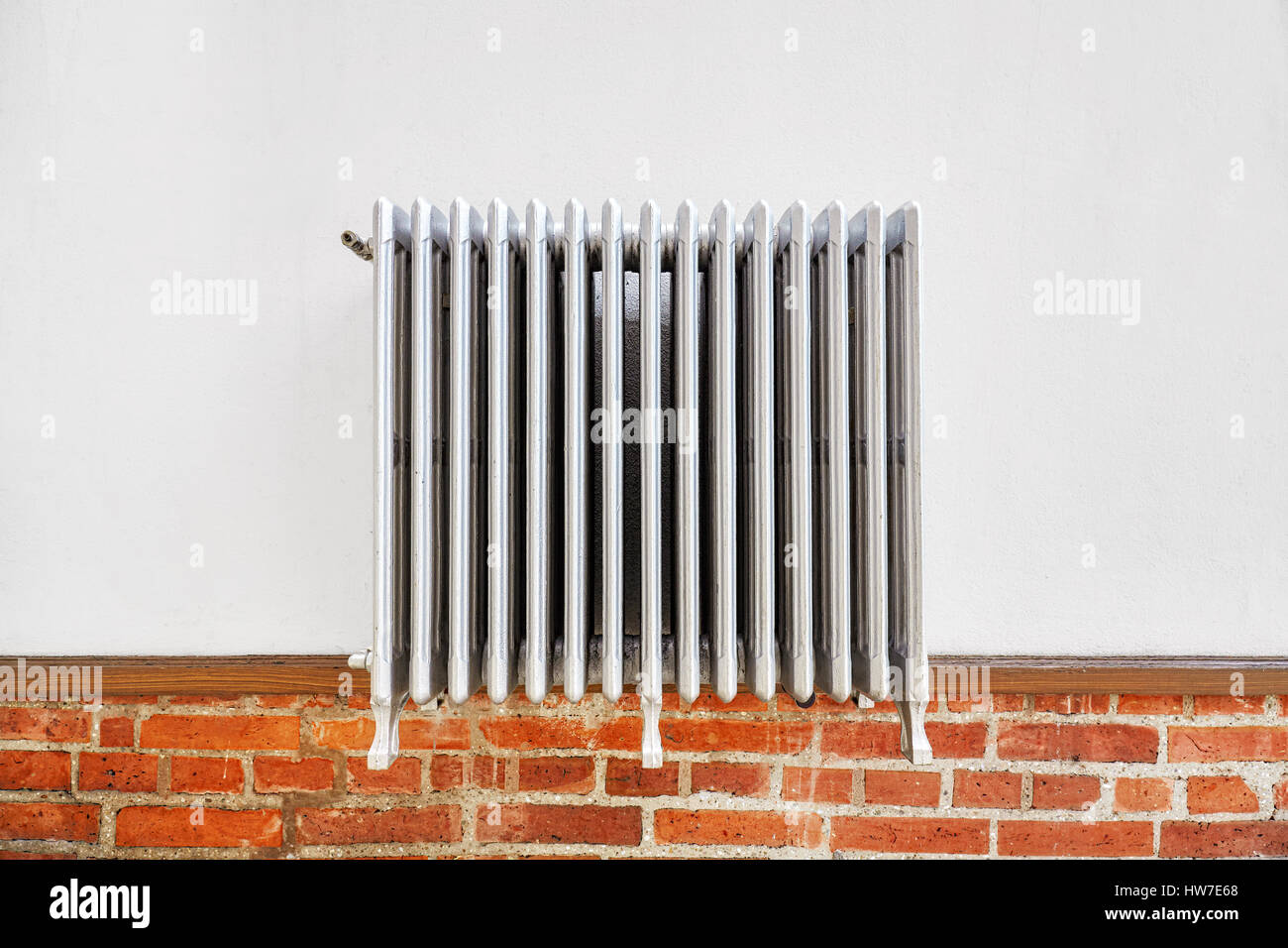 Vecchio radiatore di riscaldamento su una parete. Foto Stock