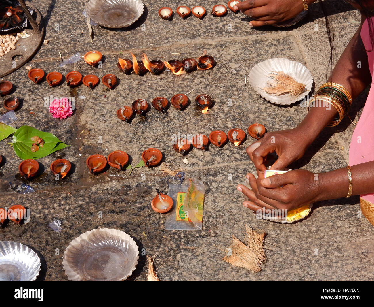 Le donne le mani accese lampade ad olio per il Rito Indù a madurai,l'india Foto Stock