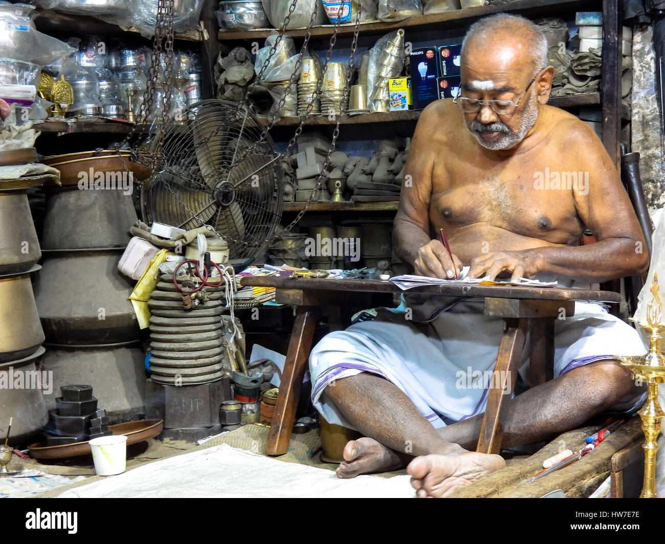 L uomo nel piccolo negozio a Madurai, India Foto Stock