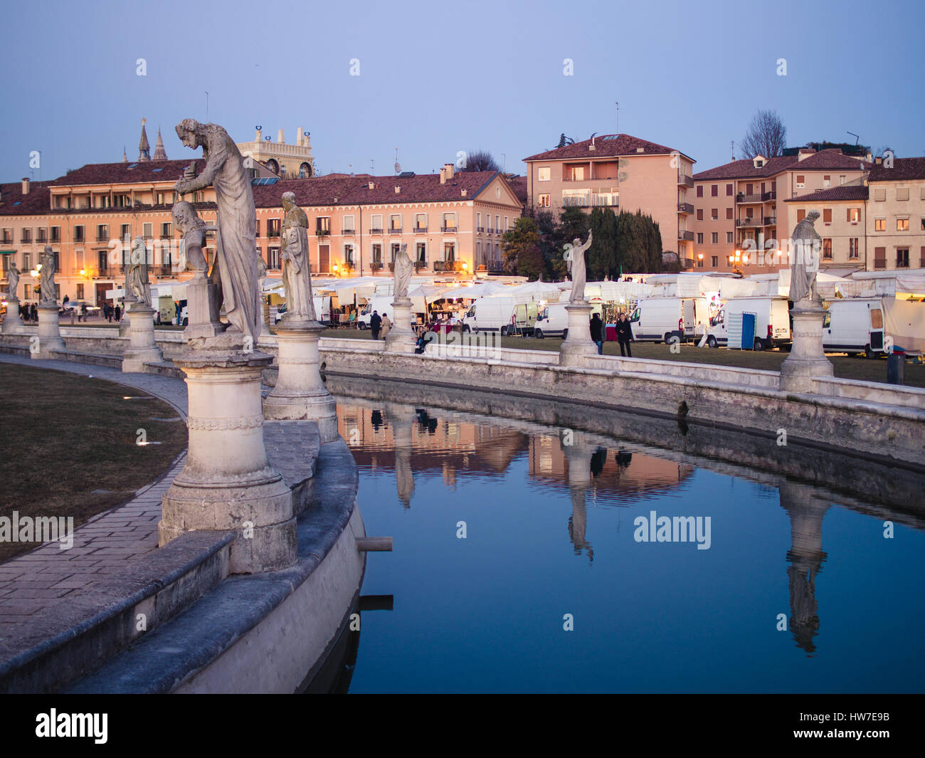 Padova, Italia - 21 Gennaio 2017: Canal sulla piazza Prato della Valle a Padova in città. Piazza ellittica è un 90.000 metri quadri - è il più grande squa Foto Stock