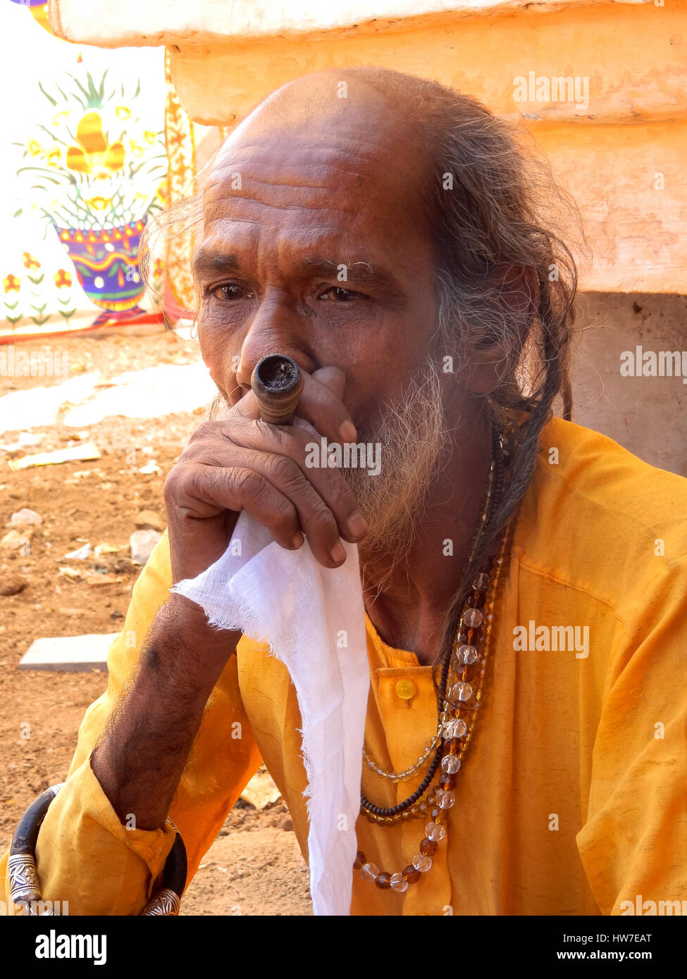 Sadhu fumatori pot presso la Santa festival in junagadh,l'India Foto Stock