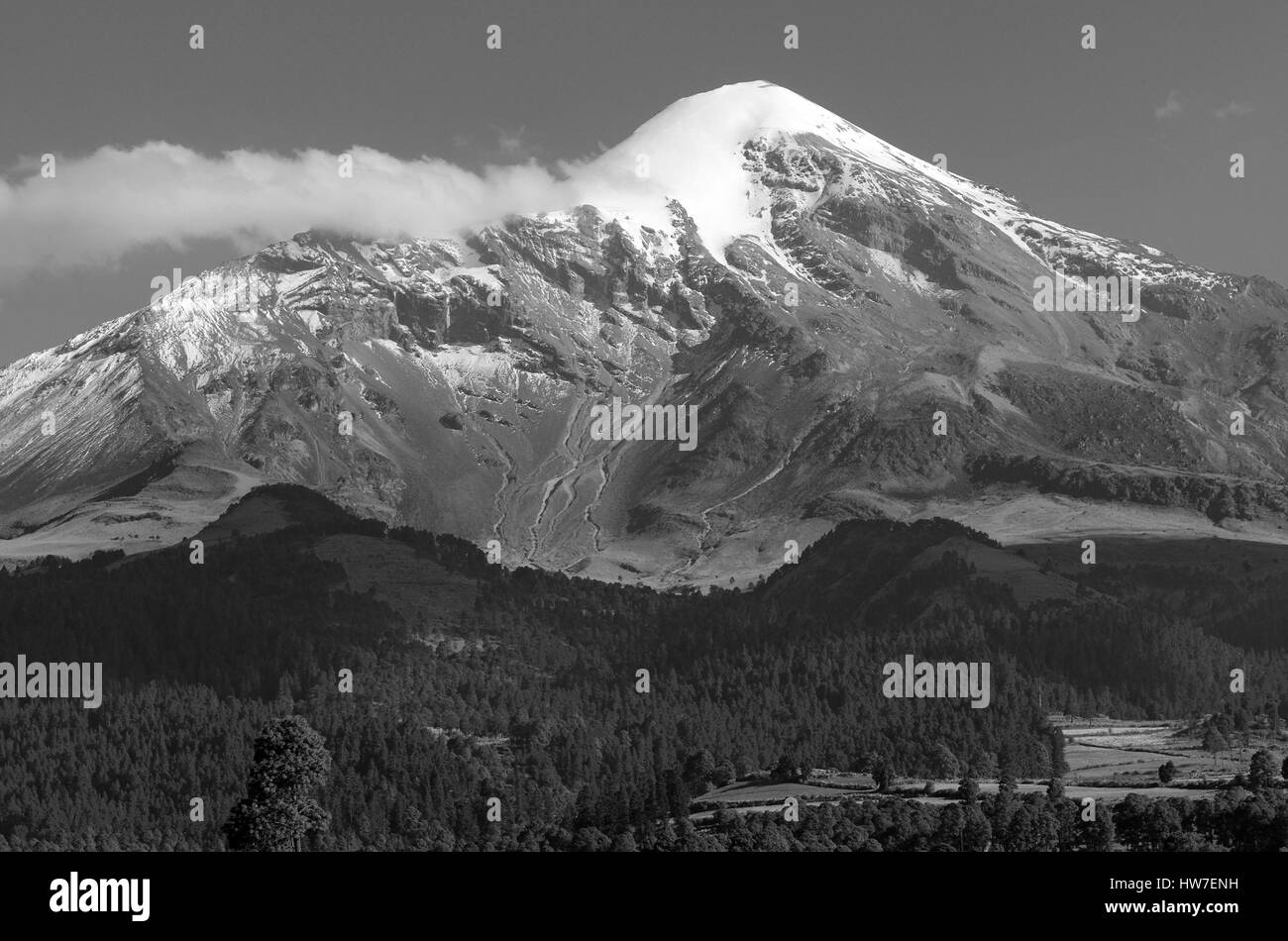 Terreno alpino con rock, di neve e di ghiaccio sul Pico de Orizaba vulcano, o Citlaltepetl, la montagna più alta in Messico, presa su una salita della montagna Foto Stock