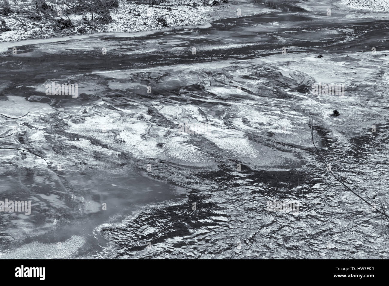 Le patch di ghiaccio sul fiume devia il flusso Foto Stock