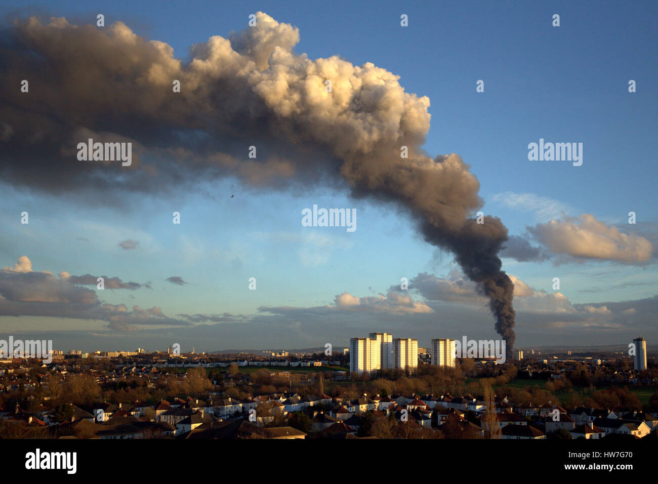 Govan pneumatico fire pericolo per la salute del fumo sulla città Foto Stock