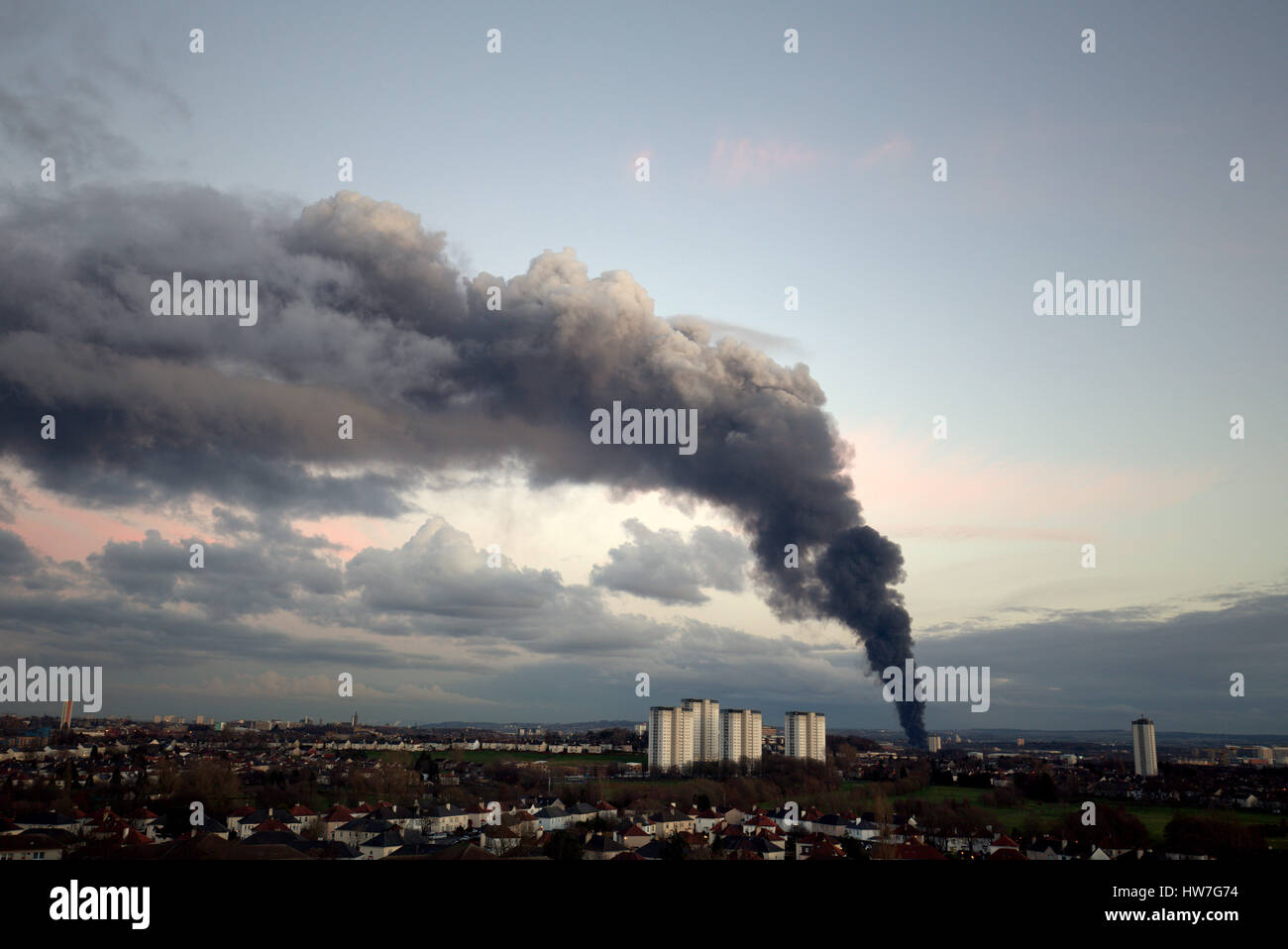Govan pneumatico fire pericolo per la salute del fumo sulla città Foto Stock
