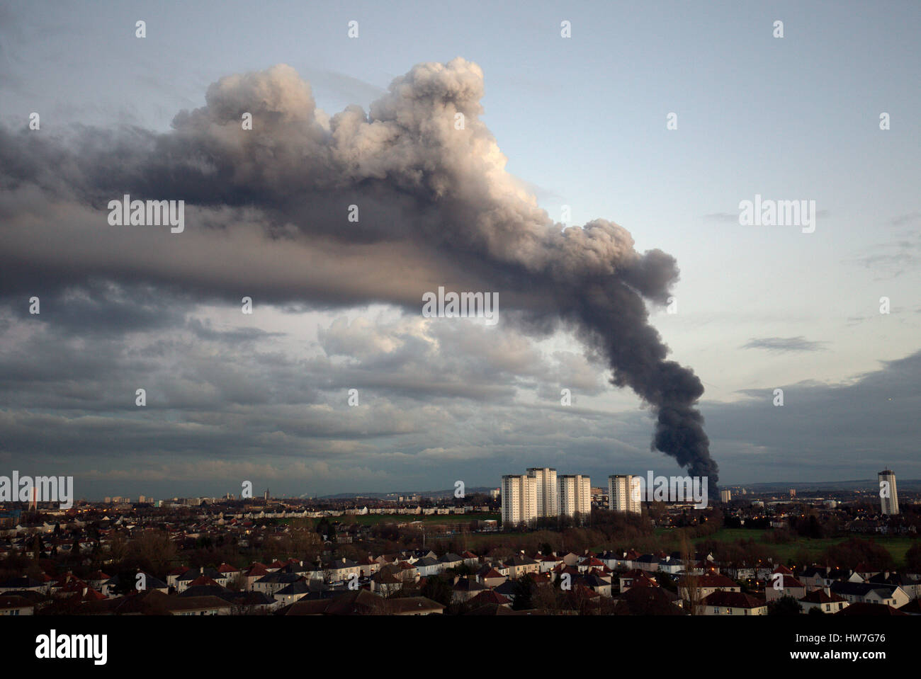 Govan pneumatico fire pericolo per la salute del fumo sulla città Foto Stock