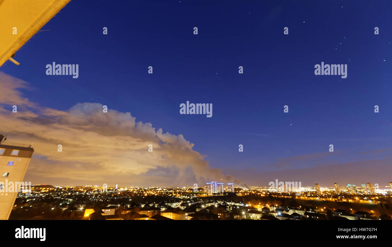 Govan pneumatico fire pericolo per la salute del fumo sulla città Foto Stock