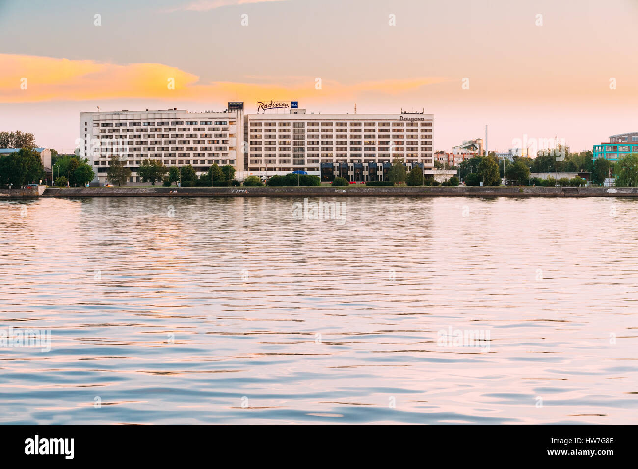 Riga, Lettonia - 1 Luglio 2016: Radisson Blu Hotel al tramonto di sera tempo presso la banca di fiume Daugava. Foto Stock
