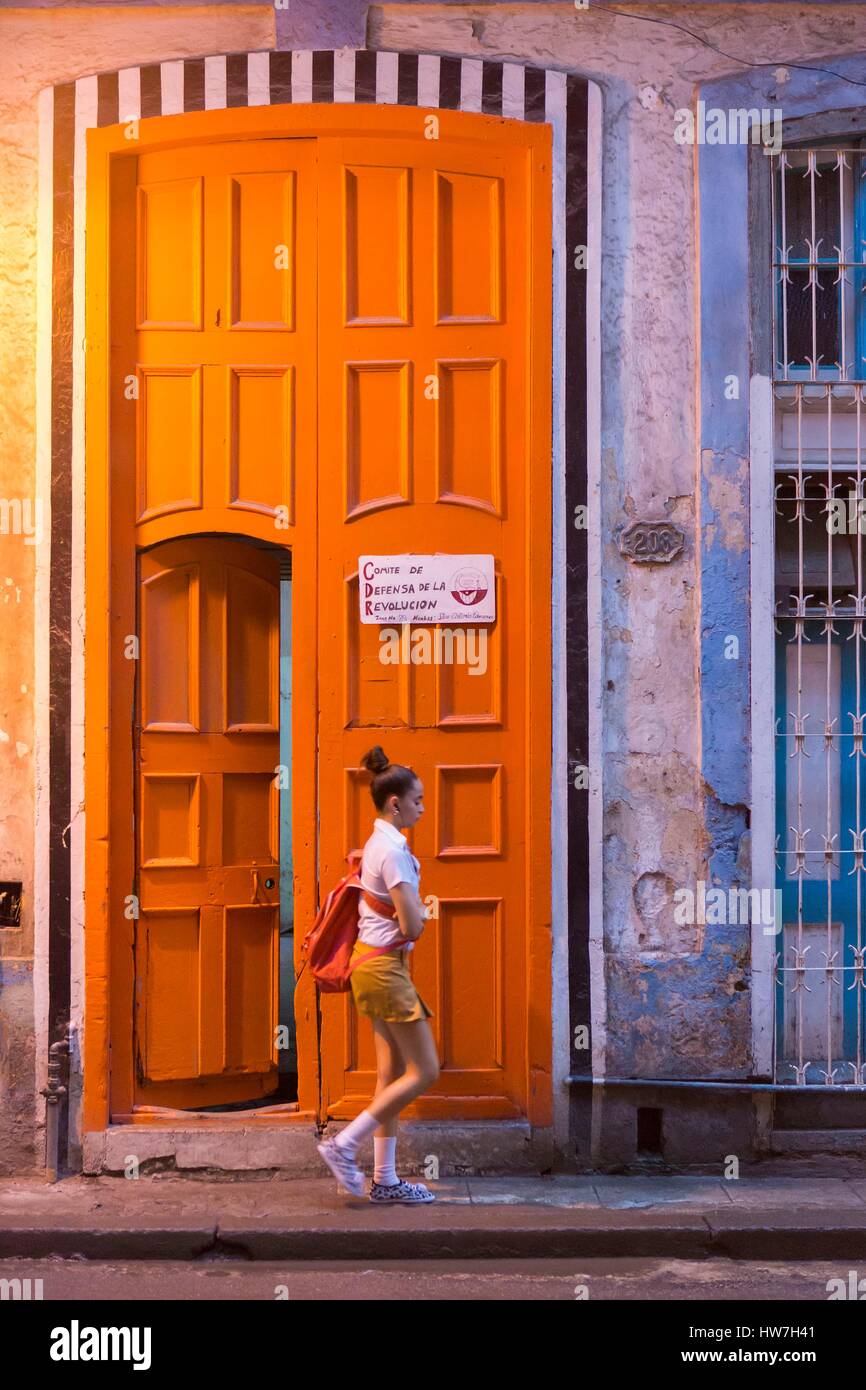Cuba, Ciudad de la Habana Province, La Havana, La Habana Vieja district elencati come patrimonio mondiale dall' UNESCO, persone che passeggiano lungo una porta dipinta da artista francese Daniel Buren durante il 2015 l'arte contemporanea evento biennale Foto Stock