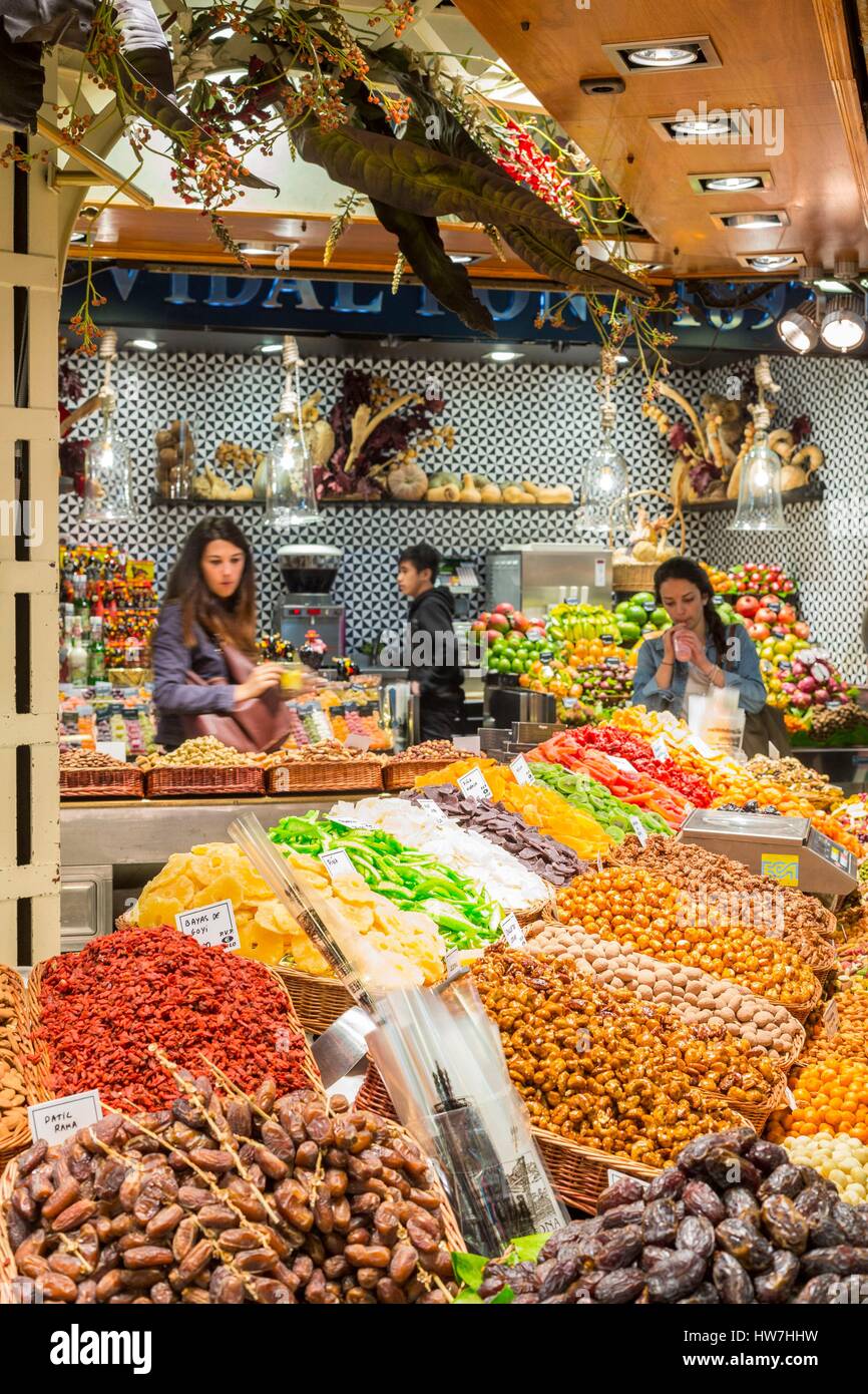In Spagna, in Catalogna, Barcelona Ciutat Vella, il Mercato di Boqueria costruito a metà del XIX secolo, un commerciante di frutta secca Foto Stock