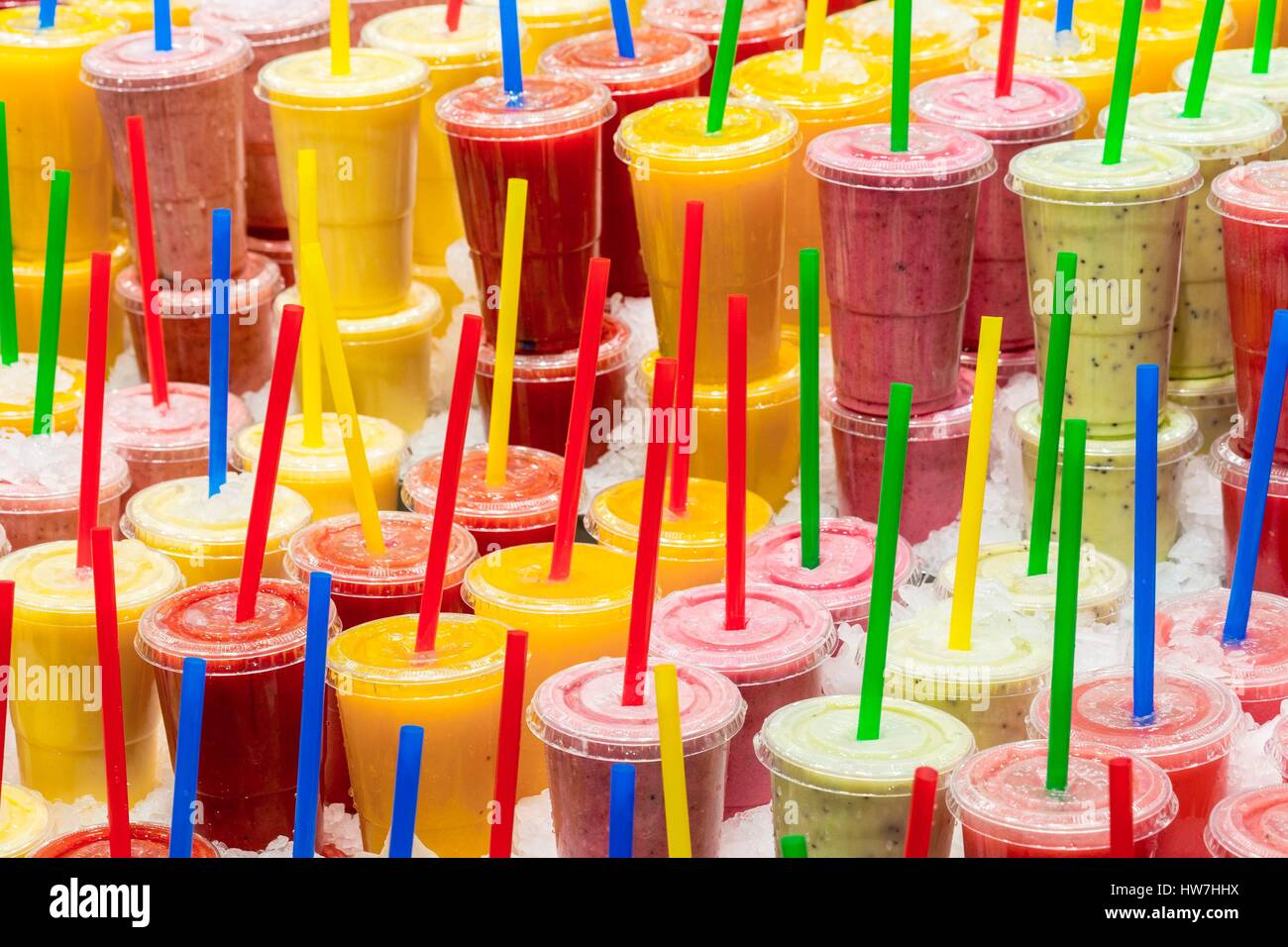 In Spagna, in Catalogna, Barcelona Ciutat Vella, il Mercato di Boqueria costruito a metà del XIX secolo, succo di frutta fresca stand Foto Stock