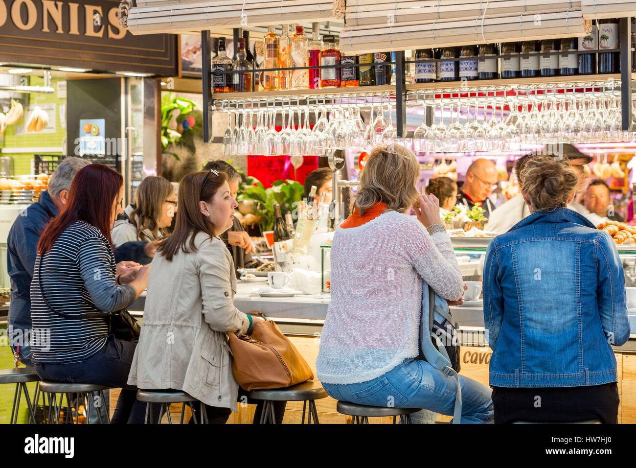 In Spagna, in Catalogna, Barcelona Ciutat Vella, il Mercato di Boqueria costruito nella metà del XIX secolo, cibo stare in mezzo il mercato coperto Foto Stock