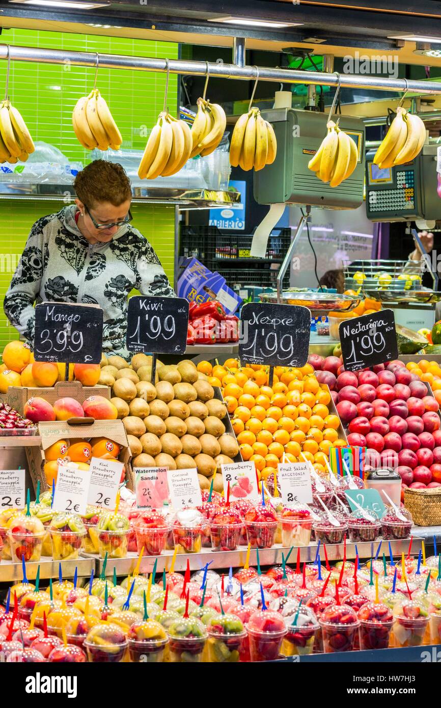 In Spagna, in Catalogna, Barcelona Ciutat Vella, il Mercato di Boqueria costruito nella metà del XIX secolo, fruttivendolo e macedonie di frutta da portare via Foto Stock