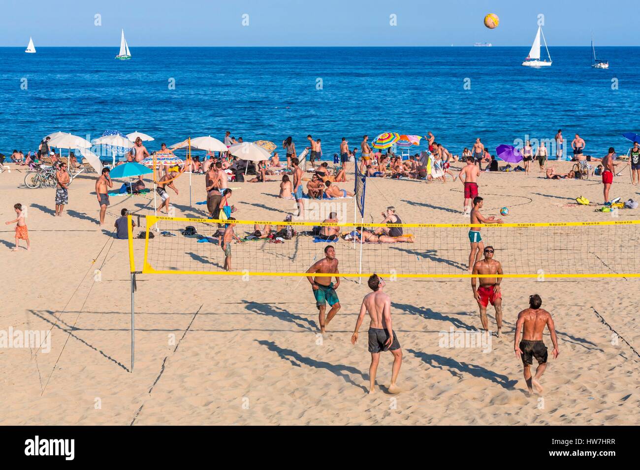 In Spagna, in Catalogna, Barcellona, La Vila Olimpica del Poblenou, Bogatell spiaggia, beach volley Foto Stock