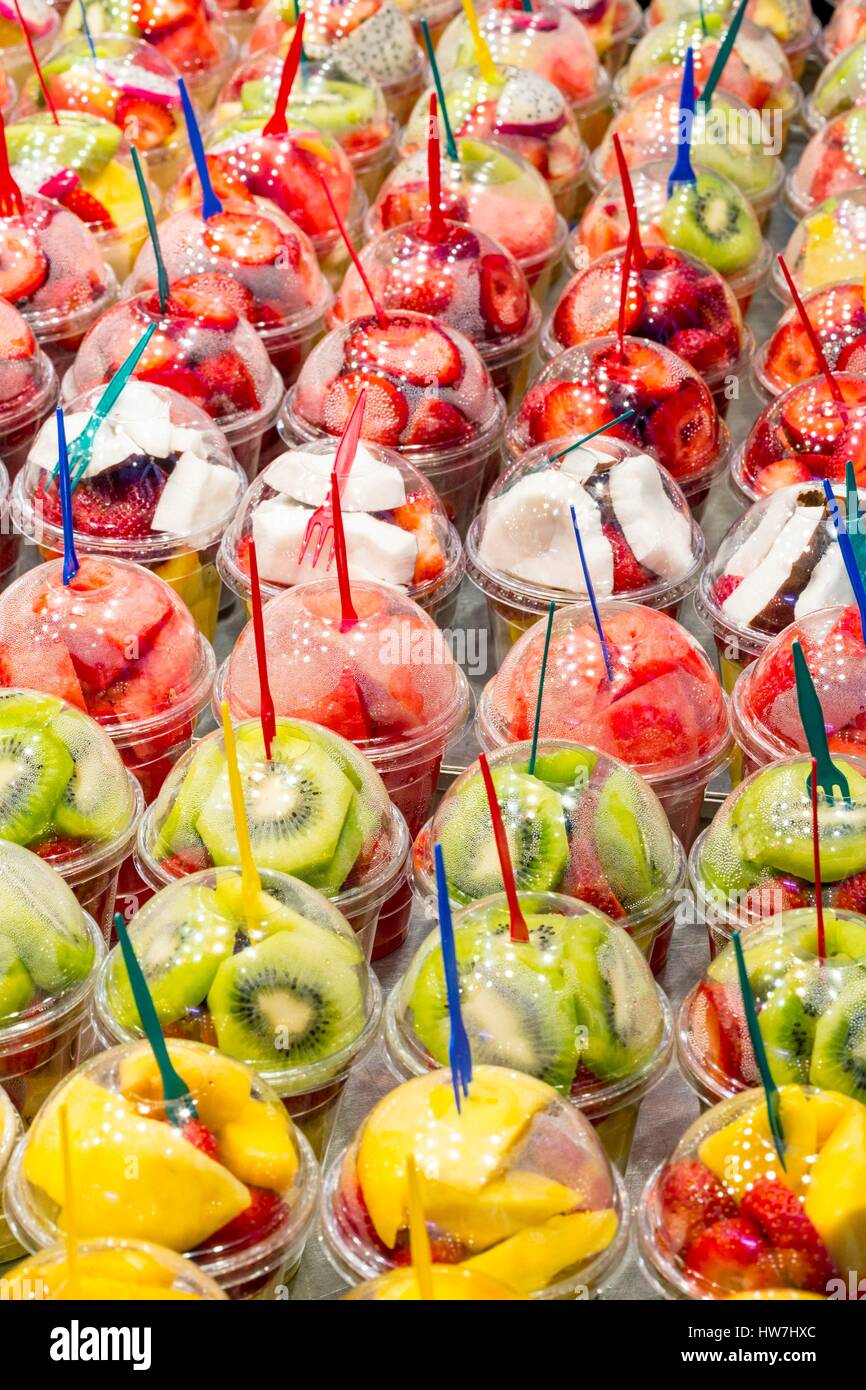 In Spagna, in Catalogna, Barcelona Ciutat Vella, il Mercato di Boqueria costruito nella metà del XIX secolo, in stallo di frutta fresca in pezzi e pronto a mangiare Foto Stock