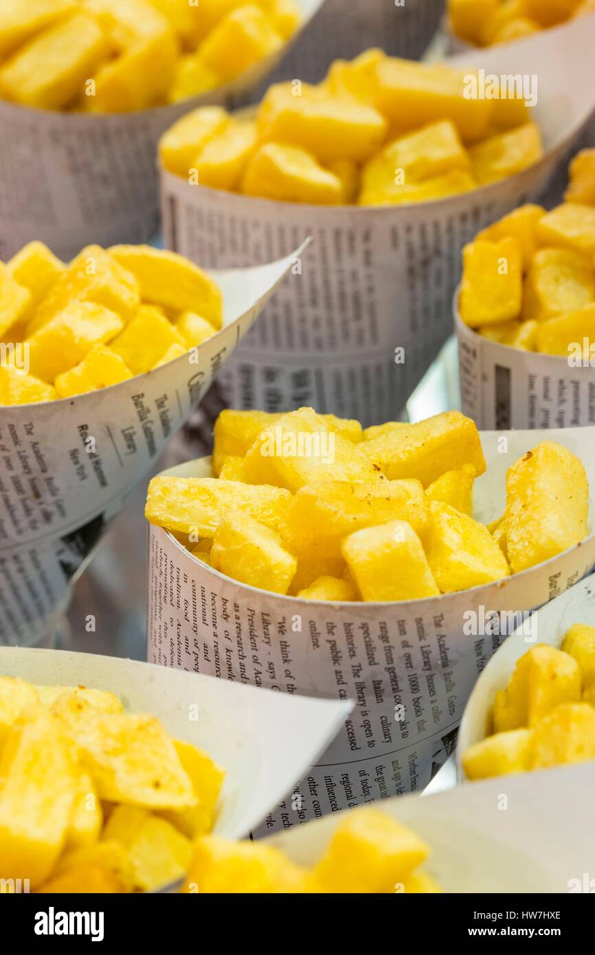 In Spagna, in Catalogna, Barcelona Ciutat Vella, il Mercato di Boqueria costruito nella metà del XIX secolo, patatas bianche stallo (patate fritte) Foto Stock