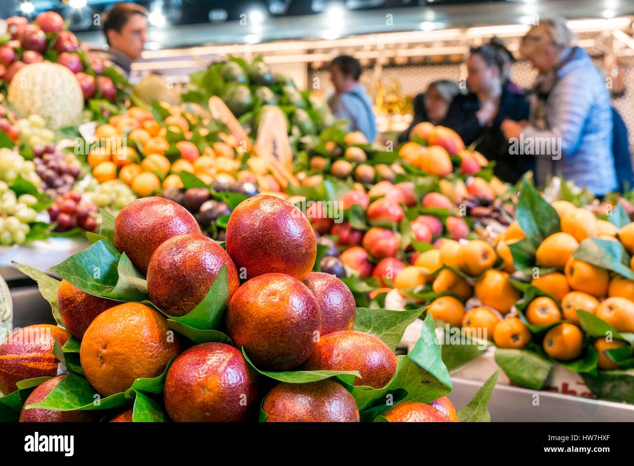 In Spagna, in Catalogna, Barcelona Ciutat Vella, il Mercato di Boqueria costruito nella metà del XIX secolo, commerciante di frutta Foto Stock