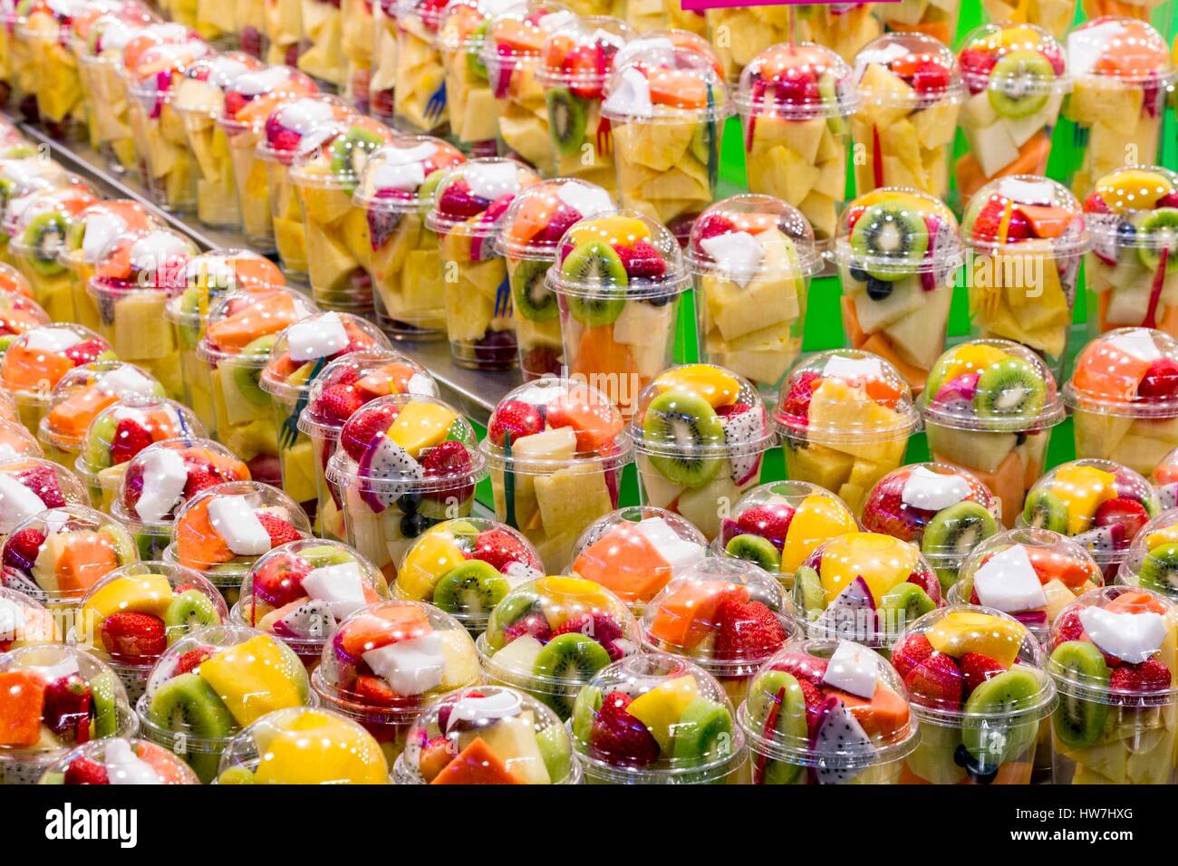 In Spagna, in Catalogna, Barcelona Ciutat Vella, il Mercato di Boqueria costruito nella metà del XIX secolo, in stallo di frutta fresca in pezzi e pronto a mangiare Foto Stock