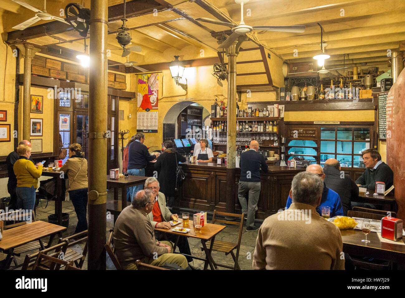 Spagna, Andalusia, Siviglia, quartiere Santa Cruz, tapas bar Casa Morales con i suoi serbatoi di vino Foto Stock