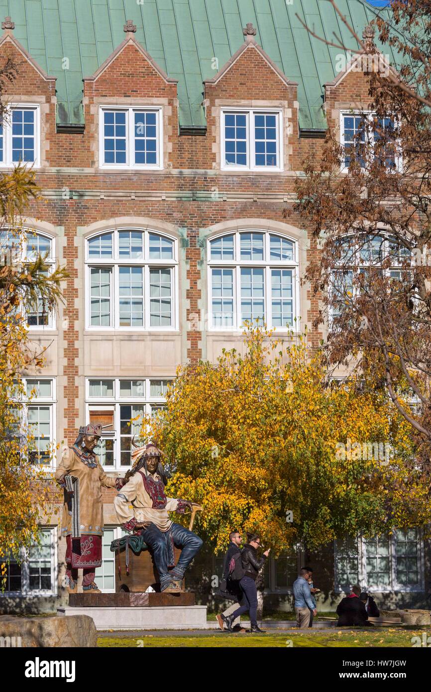 Canada, Provincia di Quebec, Montreal Concordia University, Loyola Campus, statua in bronzo la nascita del capo da artista Dave McGary, questa scultura rende omaggio a Iroquois patrimonio e la nazione Mohawk Foto Stock