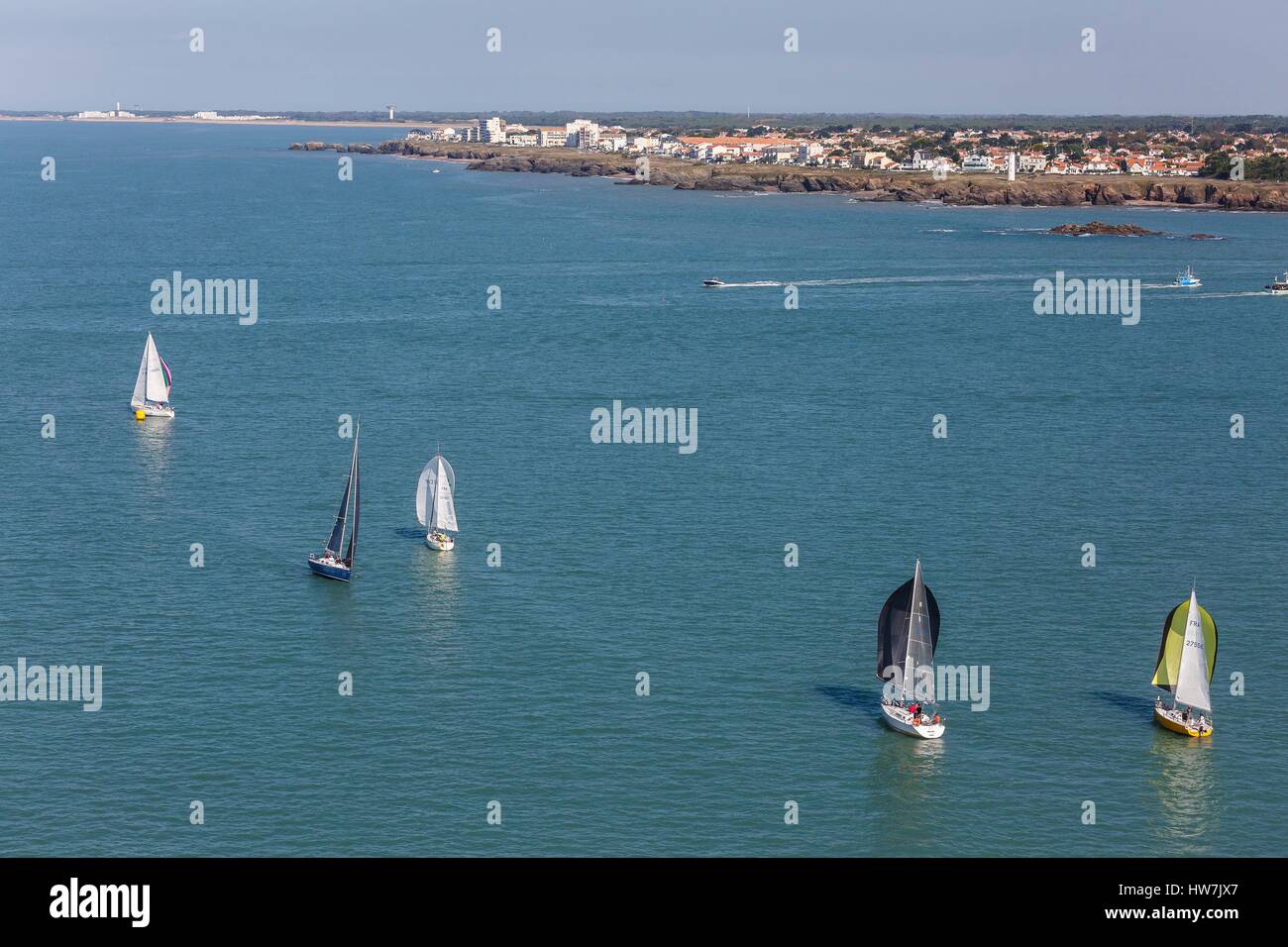 Francia, Vendee, Saint Gilles Croix de Vie, barca a vela gara prima della Corniche Vendeenne (vista aerea) Foto Stock