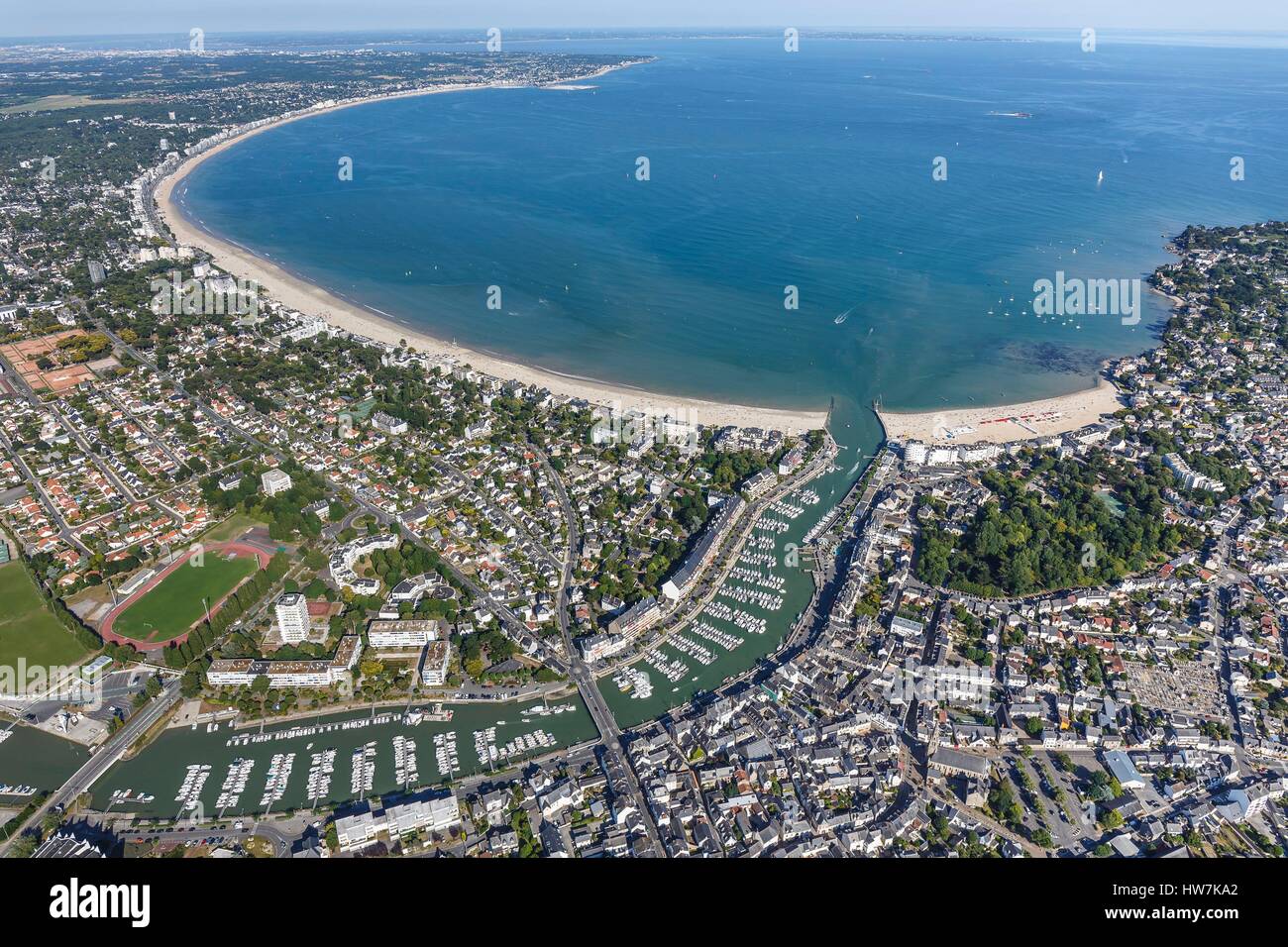 Francia, Loire Atlantique, La Baule, Le Pouliguen Le Pouliguen marina e la Baule bay (vista aerea) Foto Stock