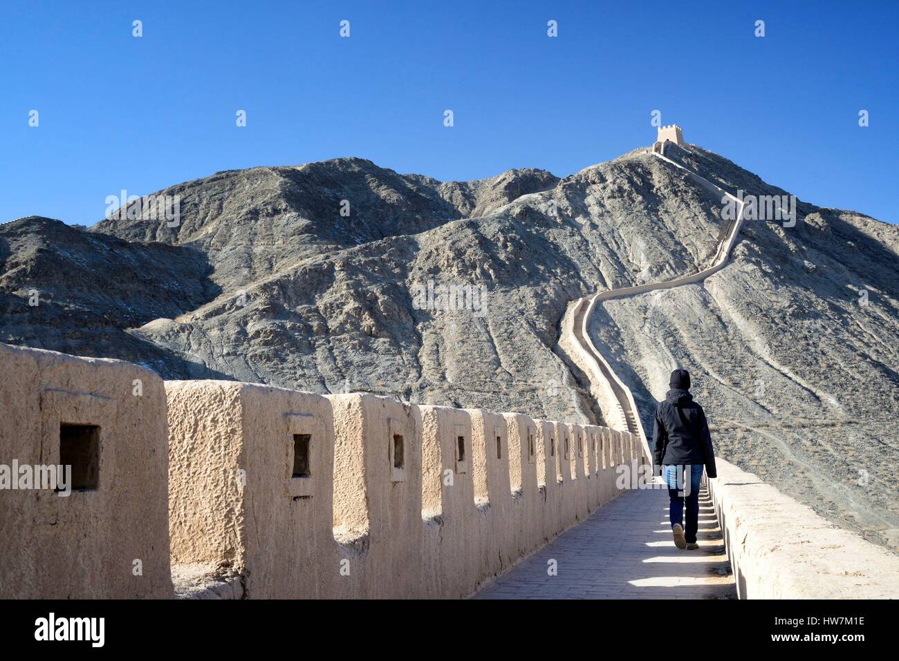 Cina, provincia di Gansu, west end della Grande Muraglia Cinese elencati come patrimonio mondiale dall' UNESCO, sovrastante grande parete vicino Jiayuguan Foto Stock