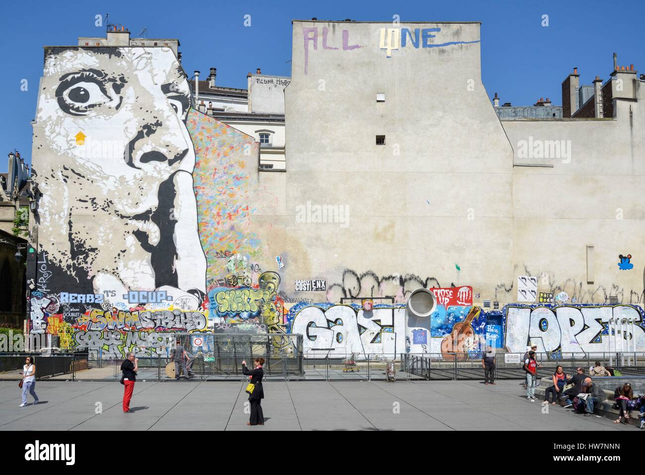 Francia, Parigi, Place Igor Stravinsky, andare e venire dal walkers davanti a una parete dipinta con un affresco di Jef Aerosol Foto Stock