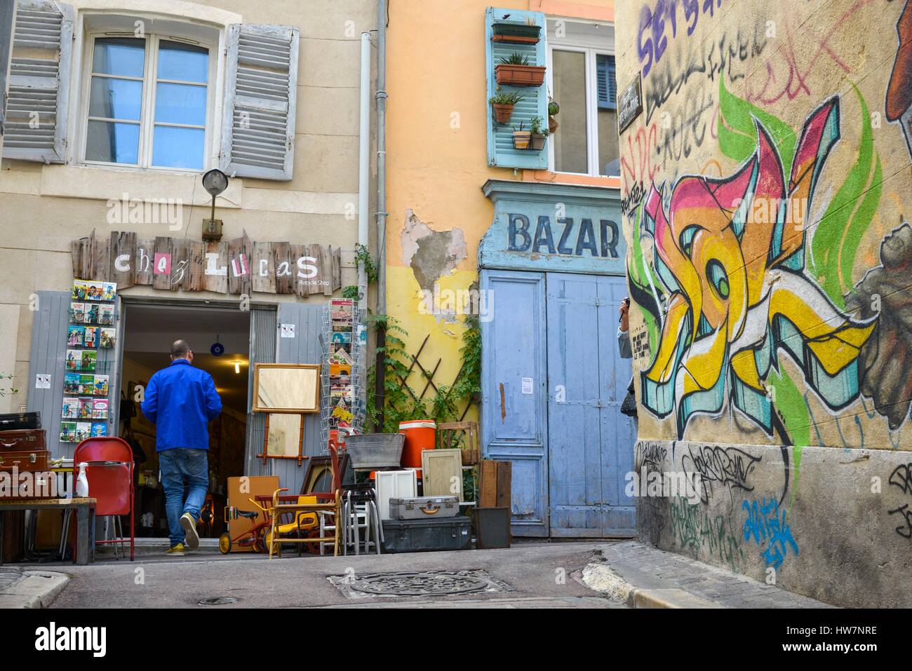 Francia, Bouches du Rhone, Marsiglia, il quartiere del Panier, i beni usati rivenditore in una strada pedonale circondata con pareti dipinte Foto Stock