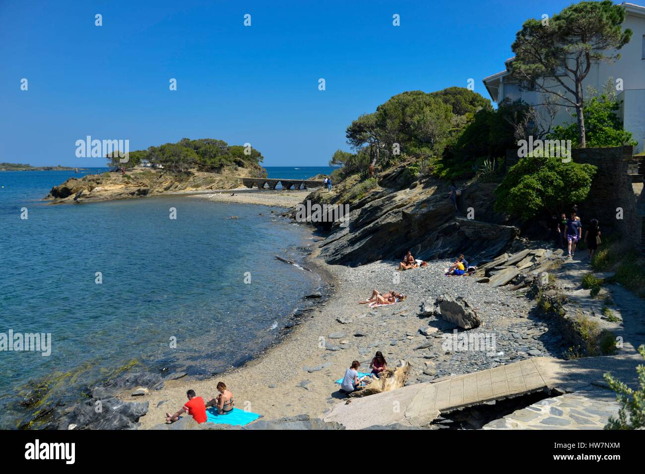 In Spagna In Catalogna Costa Brava Provincia Di Girona Cadaques Spiaggia Di Sa Conca Vacanzieri A Prendere Il Sole Con Isola Di Sortell Sulla Sinistra Foto Stock Alamy