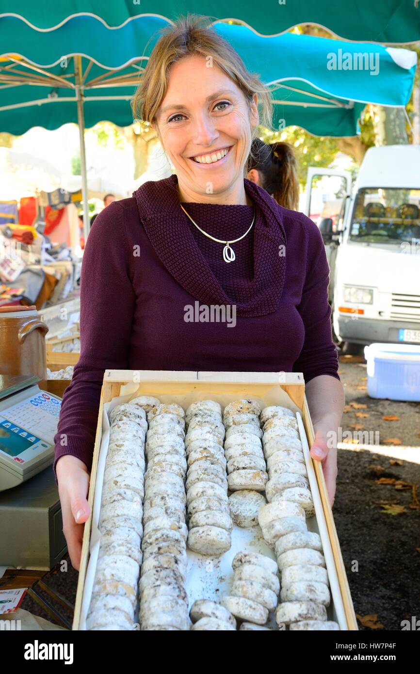 Francia, Ardeche, Monts d'Ardeche Parco Naturale Regionale, Joyeuse, Veronique Moyersoen e il suo picodons Foto Stock