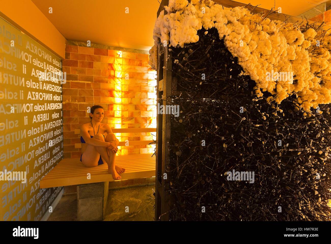 L'Italia, Valle d'Aosta, Courmayeur, le terme di Pre Saint Didier, Donna in una sauna con sale Foto Stock