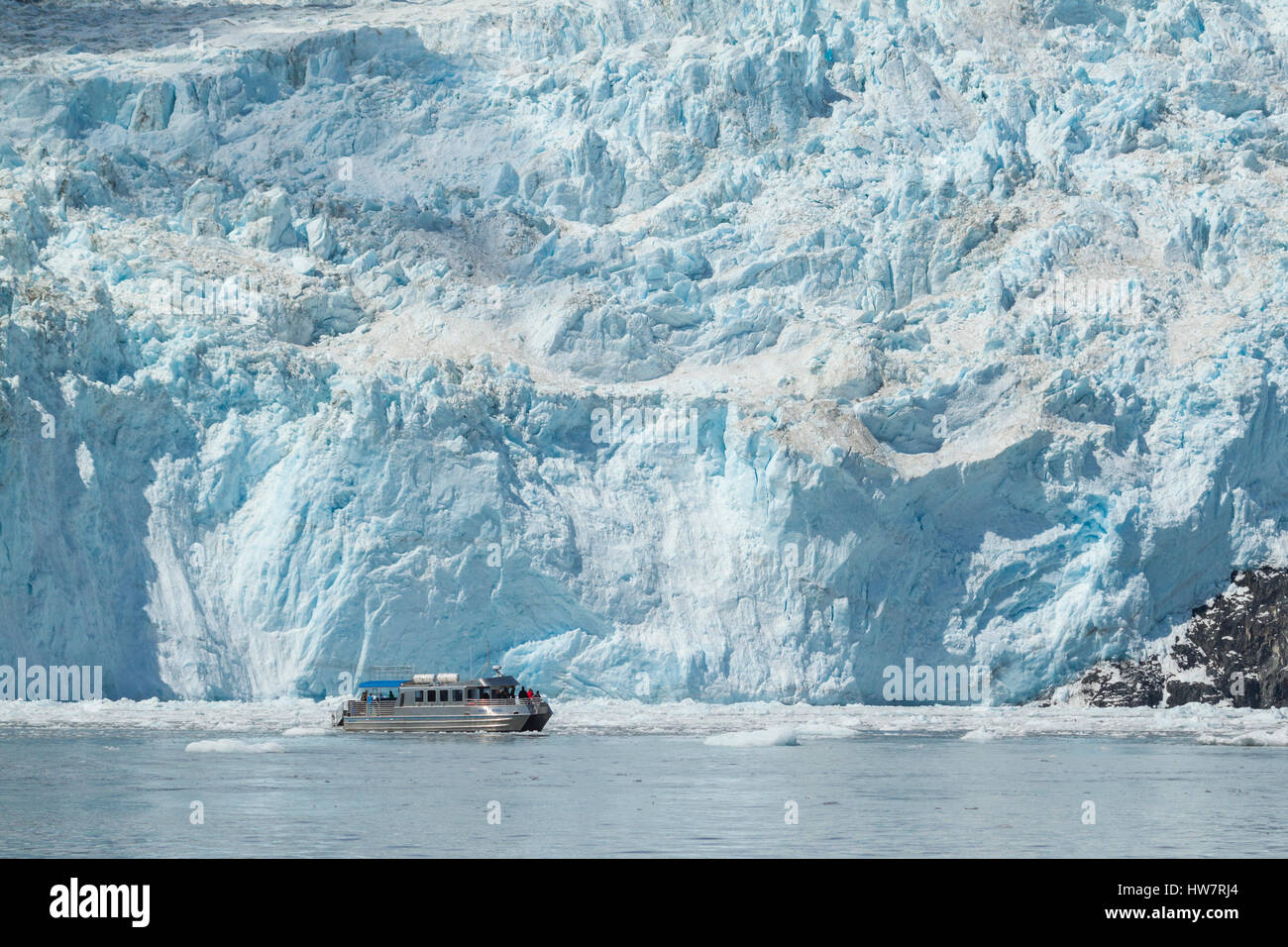 Barca a fronte del ghiacciaio Aialik, il Parco nazionale di Kenai Fjords, Alaska. Foto Stock