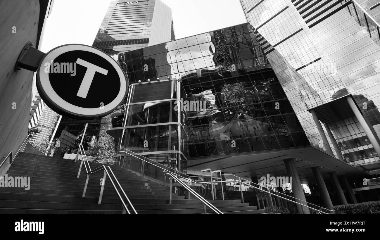Cerca fino a rising ufficio torri e un T per il segno del treno vicino a Wynyard station a Sydney in Australia Foto Stock