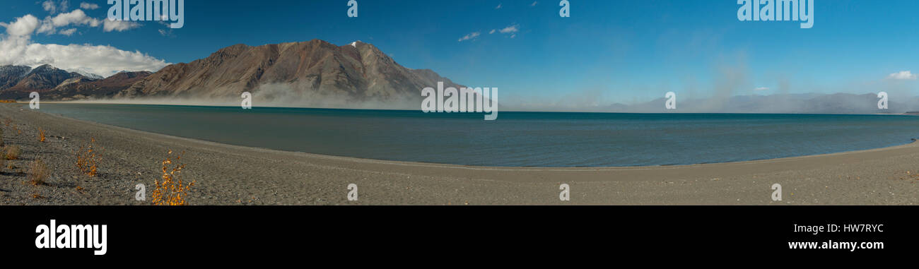 Tempesta di polvere soffiando attraverso il lago Kluane nel Parco Nazionale Kluane, Canada. Foto Stock Tempesta di polvere soffiando attraverso il lago Kluane nel Parco Nazionale Kluane, Canada. Foto Stock