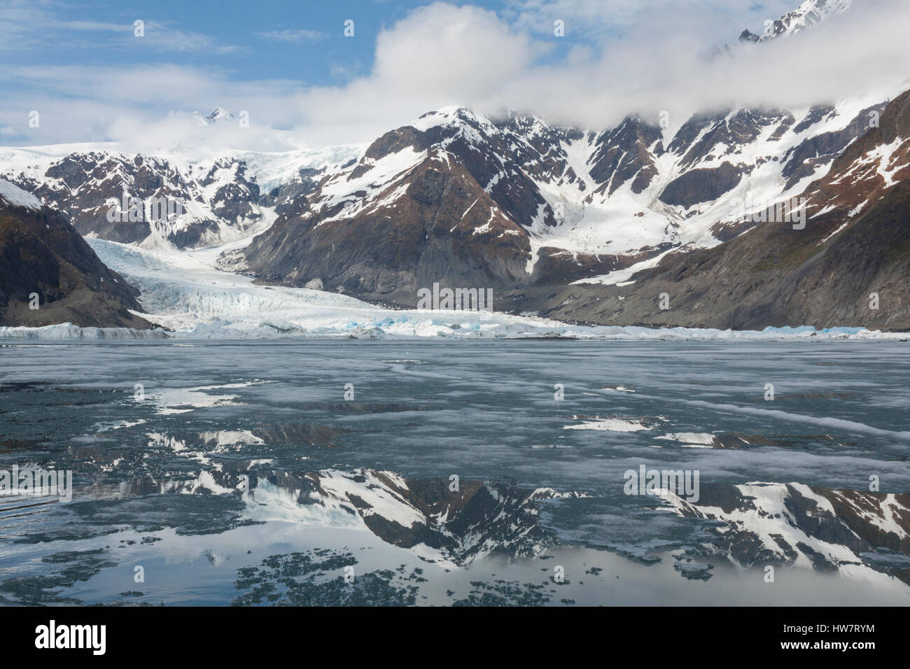 Pedersen superiore del ghiacciaio Pedersen Laguna congelati in primavera nel Parco nazionale di Kenai Fjords, Alaska. Foto Stock