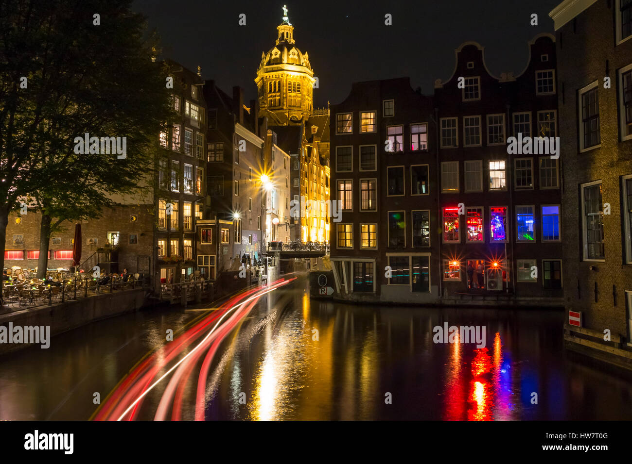 AMSTERDAM, Paesi Bassi - 26 settembre 2016: Canal case e la chiesa di San Nicola a notte. Foto Stock