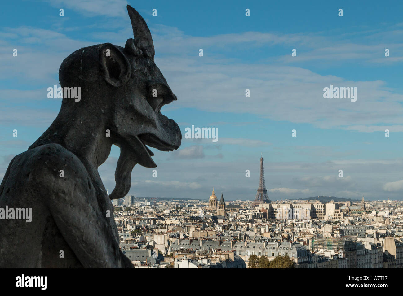 Parigi, Francia- Ottobre 1, 2016: un gargoyle sulla Cattedrale di Notre Dame si affaccia sulla Torre Eiffel. Foto Stock