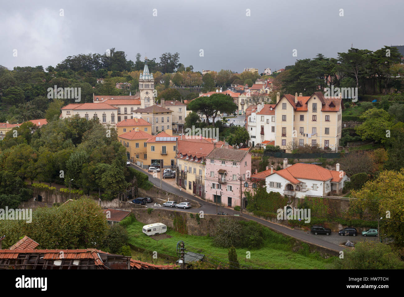 Sintra, Portogallo: vista in elevazione del centro della città con la Câmara Municipal Sintra (Comune). Foto Stock