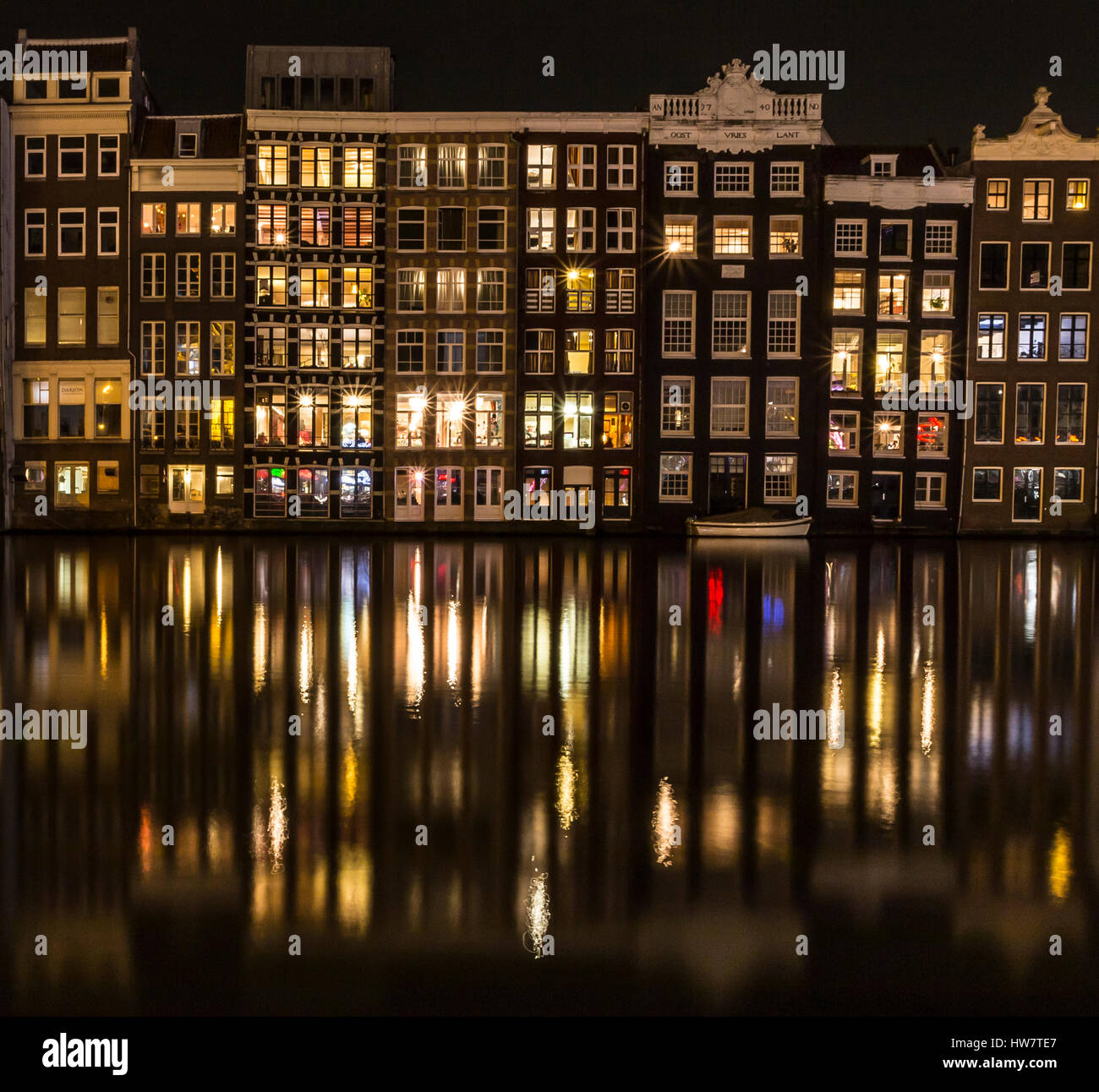 AMSTERDAM, Paesi Bassi - 26 settembre 2016: Case su Damrak di notte. Foto Stock