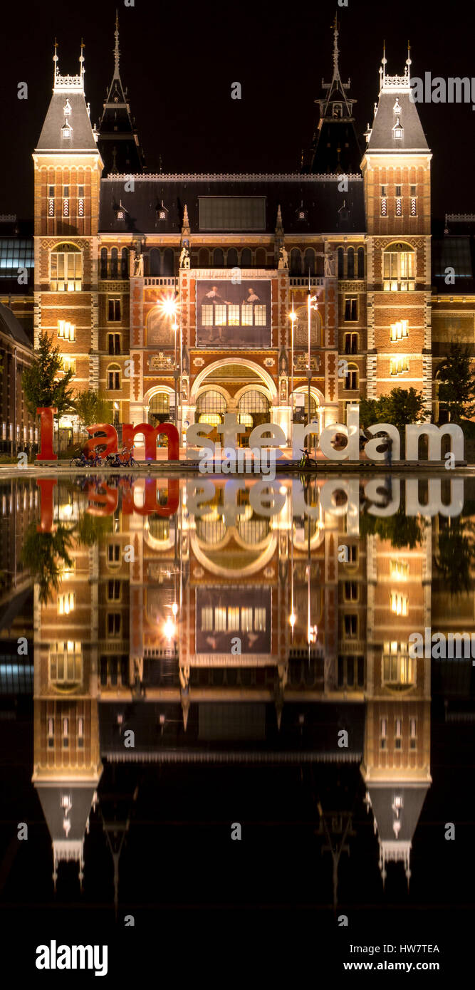 AMSTERDAM, Paesi Bassi - 26 settembre 2016: Mi segno di amsterdam al Rijksmuseum di notte. Foto Stock