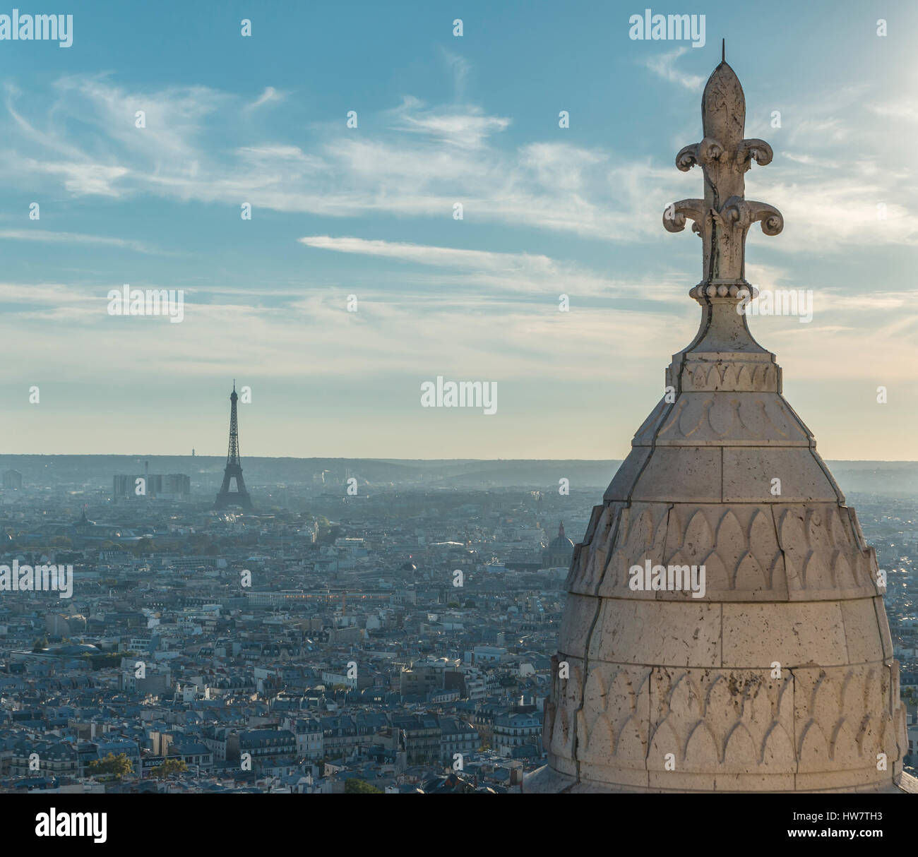 Parigi, Francia- Ottobre 4, 2016: una cupola dalla basilica del Sacré Coeur e Parigi in background. Foto Stock Parigi, Francia- Ottobre 4, 2016: una cupola dalla basilica del Sacré Coeur e Parigi in background. Foto Stock