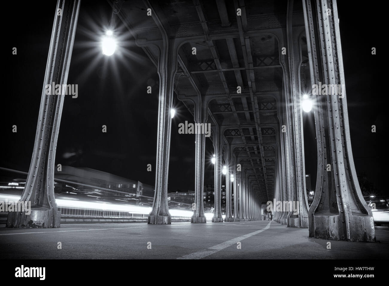 Parigi, Francia- Ottobre 6, 2016: Bir-Hakeim Bridge di notte come le unità di traffico. Foto Stock Parigi, Francia- Ottobre 6, 2016: Bir-Hakeim Bridge di notte come le unità di traffico. Foto Stock
