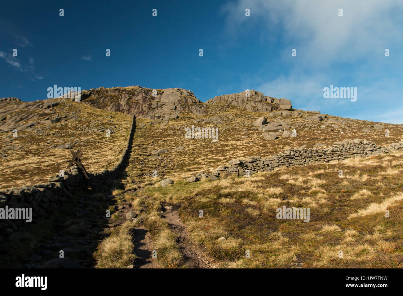 Mourne muro sul Slieve Binnian nella Mourne Mountains in Irlanda del Nord. Foto Stock