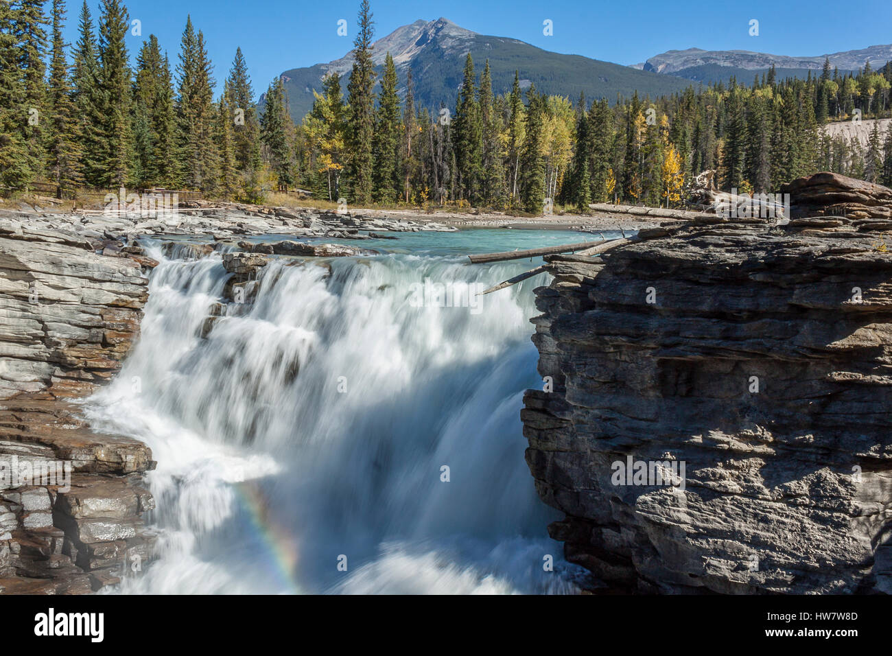 Arcobaleno in Cascate Athabasca, Jasper National Park, Canada. Foto Stock